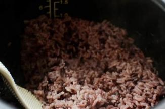 4.这中间将黑米饭焖熟（一份黑米三份左右香米）