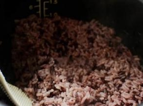 4.这中间将黑米饭焖熟（一份黑米三份左右香米）