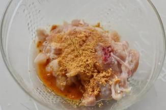 3.用黑椒调料腌制半个小时以上