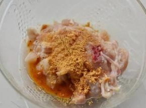 3.用黑椒调料腌制半个小时以上