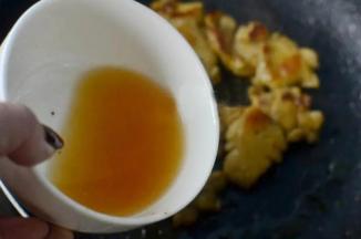 8.一勺的黑椒调料加少许水拌匀倒入锅内