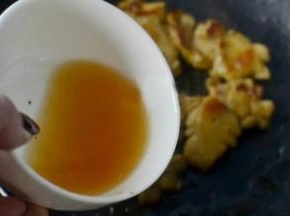 8.一勺的黑椒调料加少许水拌匀倒入锅内