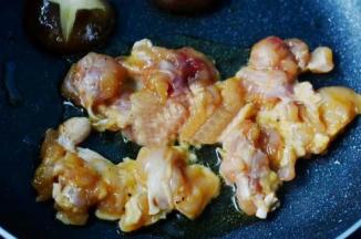 7.将腌制好的鸡腿肉放入煎熟（先放入有皮的那面）