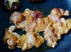 7.将腌制好的鸡腿肉放入煎熟（先放入有皮的那面）