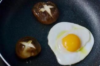 6.不粘锅少油将蛋和香菇煎熟（香菇表面划十字刀方便更入味）