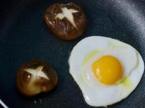 6.不粘锅少油将蛋和香菇煎熟（香菇表面划十字刀方便更入味）