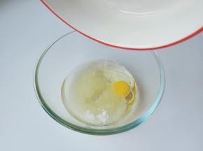 把玉米油、、绵白糖、鸡蛋【鸡蛋带壳55-60克之间】放在一个大一点的容器里面。