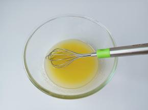 用手动打蛋器将三样食材搅拌均匀即可【糖可以选择绵白糖，在搅拌时可以快一点】