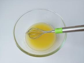 用手动打蛋器将三样食材搅拌均匀即可【糖可以选择绵白糖，在搅拌时可以快一点】