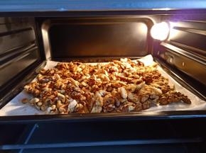 烤盘垫上油纸，把核桃仁平铺在上面【核桃仁我多烤了一点，平时可以给孩子吃】烤箱提前150度预热20分钟，把烤盘放中间一层。