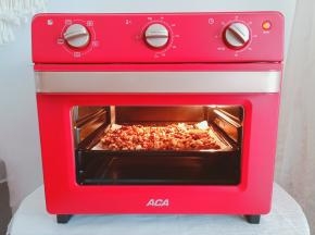 开启烤箱150度烤20分钟左右，烤好可以拿一个出来看看，如果没有烤熟可以再加5钟。