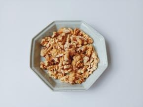 烤好的核桃仁要把外衣剥一下，口感更佳。