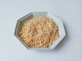 剥好的核桃仁可以用刀背轻轻拍一下再剁碎，或者用搅拌机打碎。