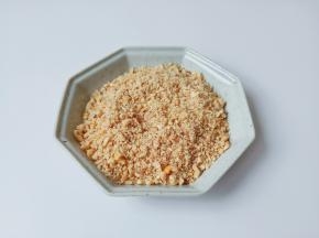 剥好的核桃仁可以用刀背轻轻拍一下再剁碎，或者用搅拌机打碎。