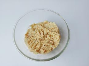 用翻拌刮刀将粉类与液体翻拌均匀，没有干粉就可以了。