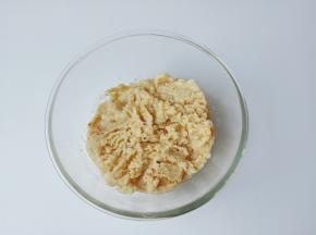 用翻拌刮刀将粉类与液体翻拌均匀，没有干粉就可以了。