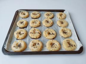 喜欢鸡蛋液的，可以刷上一层蛋液再撒芝麻。