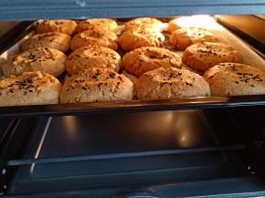 烤的核桃酥慢慢上色了。