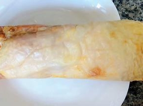 凤眼鸡腿卷取下锡纸已经成形切成一厘米左右的片状