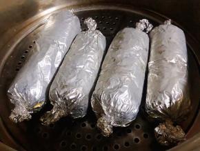 蒸好的凤眼鸡腿卷晾凉放入冰箱冷藏六个小时