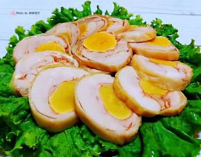 盘中铺上生菜再摆上凤眼鸡腿卷就大功告成了