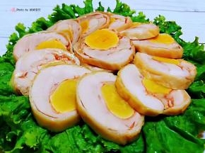 盘中铺上生菜再摆上凤眼鸡腿卷就大功告成了