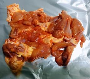煨制入味的鸡腿肉平铺在锡纸上