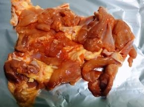 煨制入味的鸡腿肉平铺在锡纸上