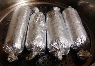 卷好的凤眼鸡腿放入烧开水的蒸锅大火蒸25分钟