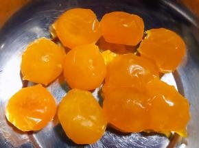 咸蛋黄是买现成的也可以在微波炉里加热几分钟那样更香