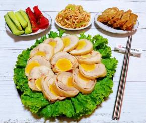 搭配煎带鱼、凉拌肚丝、黄瓜、西红柿一起吃营养超级丰盛