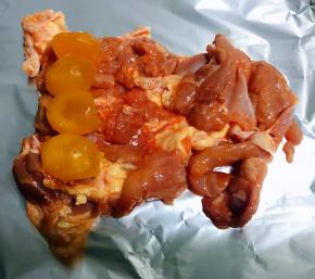 咸蛋黄放在鸡腿肉的一侧