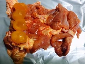 咸蛋黄放在鸡腿肉的一侧