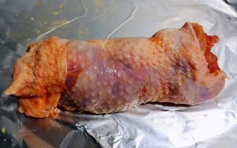 鸡腿从放咸蛋黄一侧向另一侧紧紧的卷成柱形