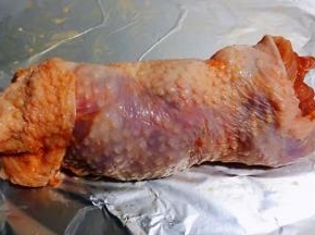 鸡腿从放咸蛋黄一侧向另一侧紧紧的卷成柱形