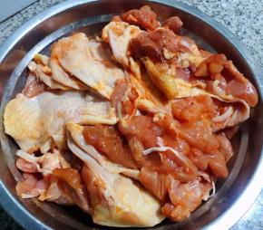新鲜的鸡腿洗净沥干水份剔去骨头在鸡腿肉上划几刀不要划透撒上奥尔良腌料、一品鲜酱油、蚝油、糖、料酒抓匀盖上保鲜膜放入冰箱冷藏十二小时煨制入味