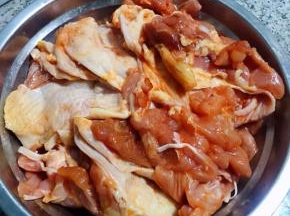 新鲜的鸡腿洗净沥干水份剔去骨头在鸡腿肉上划几刀不要划透撒上奥尔良腌料、一品鲜酱油、蚝油、糖、料酒抓匀盖上保鲜膜放入冰箱冷藏十二小时煨制入味