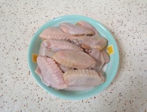 鸡中翅清洗干净。