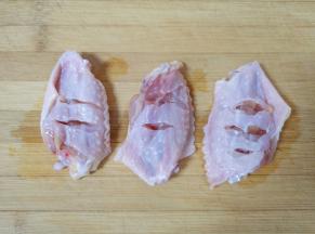 在鸡翅的里面用刀划2-3道，这样更容易入味。