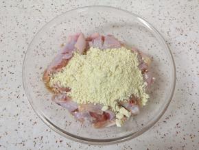 将处理好的鸡翅放入盆里，加入香蒜炸粉调料和纯净水。