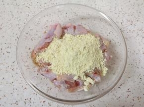将处理好的鸡翅放入盆里，加入香蒜炸粉调料和纯净水。