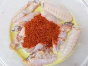 加入辣椒粉（不吃辣可以省略这一步）。