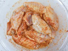 再次抓匀，盖上保鲜膜腌制一个小时以上。