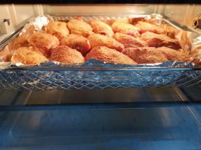 8分钟左右的时候，鸡翅已经变至焦黄色，表面滋滋冒油。