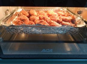 取出翻面，继续送入空气炸烤箱，直到炸烤箱时间到自动停止工作。