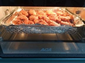 取出翻面，继续送入空气炸烤箱，直到炸烤箱时间到自动停止工作。