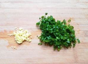 小葱叶切碎，生姜剁成碎末。