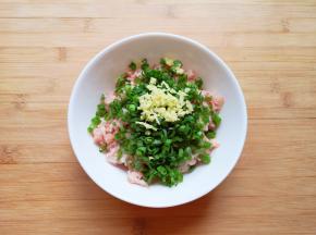 准备好肉馅，将切好的葱叶碎和姜末放在肉馅上。