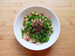 放上十三香，小锅里倒一勺食用油烧热，浇在十三香上面。