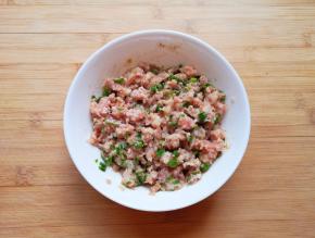 搅拌均匀，让肉馅静置一会儿。